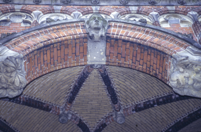  Detail gemetselde boog met natuurstenen ornamenten Stationsplein 1, Groningen 101722