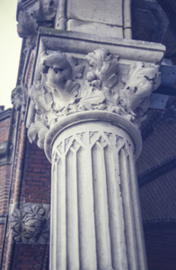  Detail van kolom in arcade van Hoofdstation Stationsplein 1, Groningen 101722