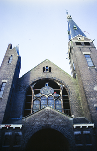  Voorgevel van Westerkerk tijdens demontage glas-in-lood raam Kraneweg 1, Groningen