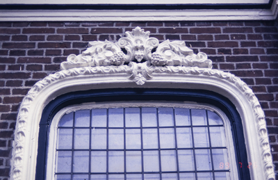  Detail van stucwerk rond venster in voorgevel Lodewijkstraat 16, Groningen 101272