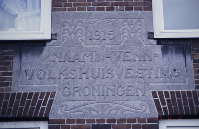  Gevelsteen met jaartal 1915 Naaml. Venn. Volkshuisvesting Groningen H.L. Wichersstraat 15, 17, Groningen 103754