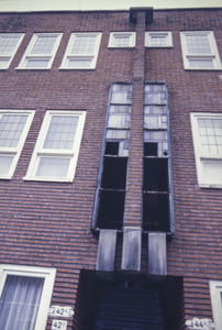  Portiek met beschadigde glas-in-lood ramen Gratamastraat 42, 44, Groningen 107504