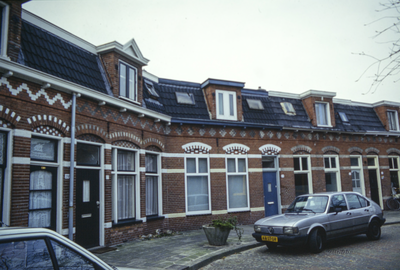  Eénlaags woningen en betonnen plantenbak op de stoep Tweede Spoorstraat 23, 25, 27, 29, Groningen 152835