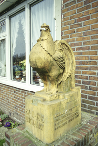  Ongeglazuurd terracotta haan met opschriften geplaatst op een gemetseld voetstuk Adriaan van Ostadestraat 163, 165, ...