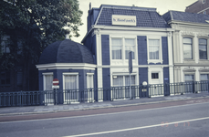  Straatbeeld met Herewegviaduct en voorgevels en theekoepel Hereweg 2, Groningen 104570, 101083