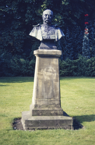  Bronzen buste op natuurstenen sokkel, met opschrift: 'HULDE van het Nederlandsche leger aan majoor L.W.J.K.Thomson ...