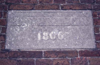  Gevelsteen met opschrift 'BOUWVERENIGING 1866' Wilemstraat 4, 6, 8, Groningen 100568