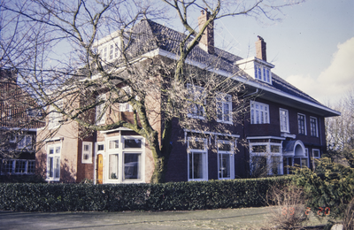  Straatbeeld met woningen, heg en grote boom Oranjesingel 1, Koninginnelaan 1, Groningen 101388