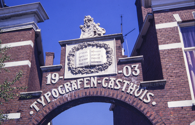  Poort met gevelsteen van Typografengasthuis Petrus Campersingel 41, 113, Groningen 100509