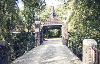  Entrée poortgebouw met brug van begraafplaats Esserveld Esserweg 22, Groningen 100540