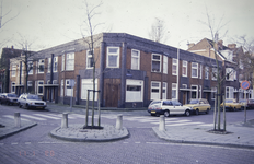  Straatbeeld met geparkeerde auto's Taco Mesdagstraat, Wassenberghstraat 16, 18, 20, 22, 24, Groningen 101516, 104600