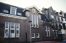  Voorgevel schoolgebouw met twee reliëfs Wassenberghstraat 26, Groningen 101628, 104478