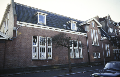  Voorgevel schoolgebouw met twee reliëfs Wassenberghstraat 26, Groningen 101628, 104478