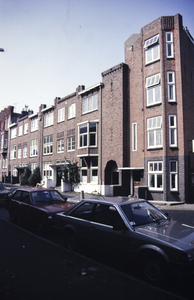  Straatbeeld met voorgevels en geparkeerde auto's Helper Oostsingel 6, 8, 10, Groningen 101045