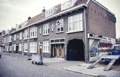  Straatbeeld met rolcontainer Helper Westsingel 7, 9, 11, 13, Groningen 101049