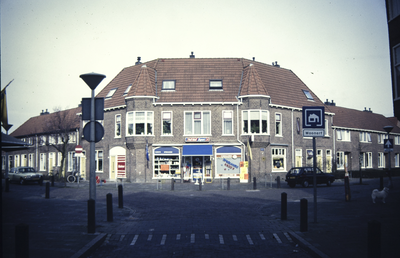  Straatbeeld met buurtwinkeltje Reinautstraat 1, 1a, Idastraat 2, 2-1, Groningen 100855