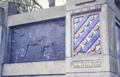  Detail van Scholtenmonument met bronzen plakaat met paarden en wapen van de ommelanden Stadspark, Paviljoenlaan, ...