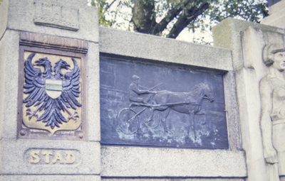  Detail van Scholtenmonument met bronzen plakaat met paardenrenner en wapen van stad Stadspark, Paviljoenlaan, ...
