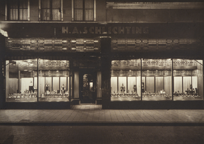  Winkelpui van schoenwinkel H.A. Schlichting met glas-in-lood Herestraat 40, Groningen 102309