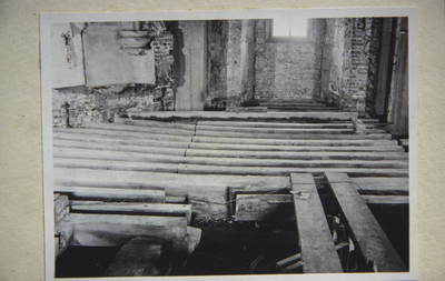  Interieur met vm. bakstenen vloer tijdens restauratie tijdens de oorlog Martinikerkhof 1, Groningen 102537