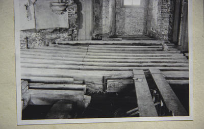  Interieur met bakstenen vloer tijdens restauratie na de oorlog Martinikerkhof 1, Groningen 102537