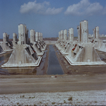 298302 21738-043 - De pijlers voor de Oosterscheldekering staan gereed in het bouwdok, 1983-05-17
