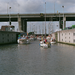 298310 5013-011 - Het schutten van jachten in de Volkeraksluizen, 1992-07-28