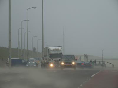 313340 Storm Scheveningen, verkeer over de boulevard, opvliegend zand, zandvlagen over de weg, 2007-01-18