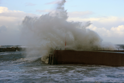 313355 Scheveningen havenhoofd, havendam met hoge golven, woeste zee, storm - 077, 2007-09-11