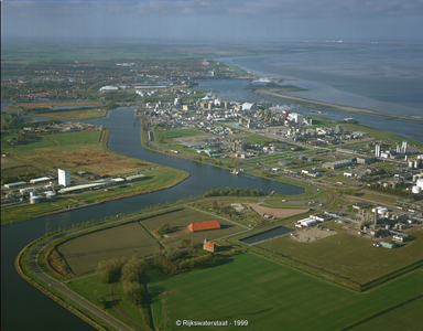 321752 Luchtfoto Groningen, Industriegebied Delfzijl nabij Farmsum, 1999-11-05