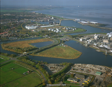 321753 Luchtfoto Groningen, Industriegebied Delfzijl nabij Farmsum, Waddenzee, 1999-11-05