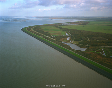 321755 Luchtfoto Groningen, Dijk langs het Wad nabij Lauwersoog, Zuidwalbos, 1999-11-05