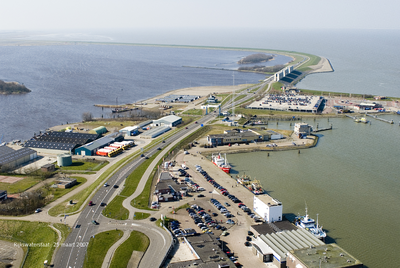 323718 Haven Lauwersoog, Groningen, luchtfoto, wadden, vissershaven, 2007-01-03