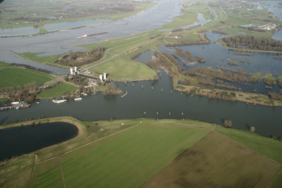 323815 Luchtfoto Maas en Waal - Sint Andries, Datum onbekend.