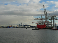 324324 Laden en lossen containerschip in de Rotterdamse haven, Datum onbekend.