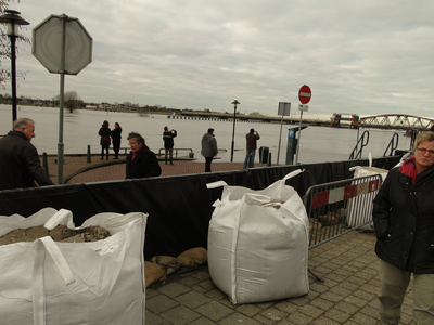 389148 Hoog water IJssel, 2011-01-16