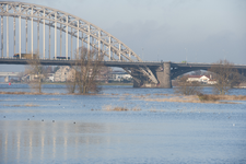 402984 Hoog water in de Waal zet Lentse uiterwaarden onder water, 2011-01-10