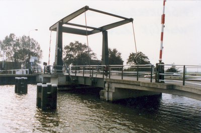 403392 Ophaalbrug op de Knollendammervaart te Spijkerboor, 1983-09-01