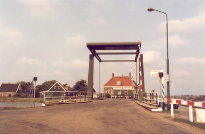 403393 Ophaalbrug op de Knollendammervaart te Spijkerboor, 1983-09-01
