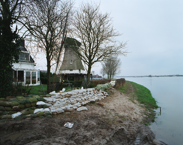 404368 Zandzakken beschermen de molen tegen hoogwater van de IJssel, Datum onbekend.