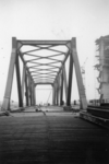 406616 De Stormvloedkering Hollandse IJssel, inhangen vaste brug, 1957-12-01