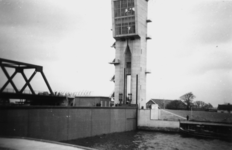 406624 De Stormvloedkering Hollandse IJssel, schuif in gebruik, 1957-12-01