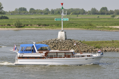 419657 Schip bij splitsingspunt Rijn en IJssel, 2010-05-01