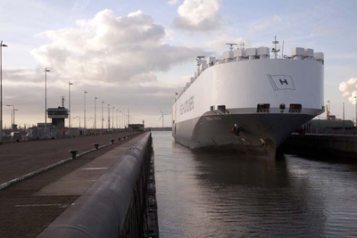 435833 Sluizen Noordzeekanaal IJmuiden en Pier overzicht naar sluizen met schepen RWS, 2012-01-15