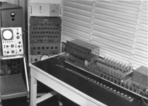 468030 Elektrisch grondwaterstromingsmodel (teledeltosmodel) opstelling met in- en uitvoerapparatuur (1966), 1966-12-19