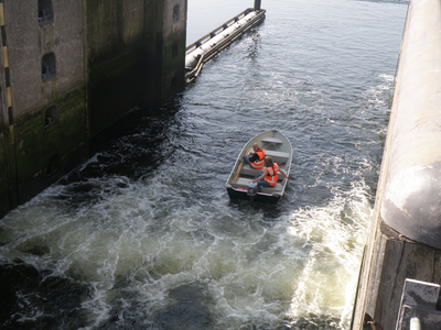 469571 24 Innovatieve bellen- en waterscherm Krammerjachtensluis, passeren motorboot, 2014-04-01