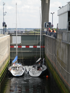 469960 40 Proefvaart Krammerjachtensluis, nivelleren naar Volkerak-Zoommeerpeil via rinketten, 2014-04-18