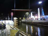499889 Het inhijsen van het val van de Dr. Deelenlaanbrug over het Wilhelminakanaal te Tilburg, 2015-02-13