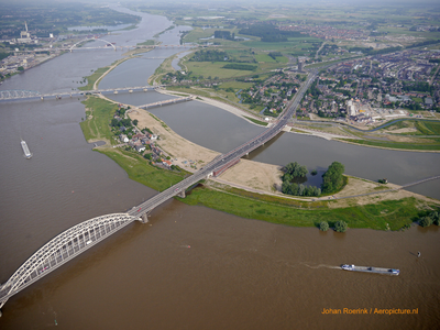 500861 Boven aanzicht Waal met Waalbrug Nijmegen, 2016-06-08