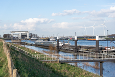 511892 Uitzicht over het verbrede Lekkanaal aan de Zuidzijde van de Beatrixsluis, met op de voorgrond de nieuwe ...